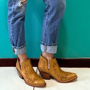 Ariat Dixon mustard leather booties sz 8 - mint!